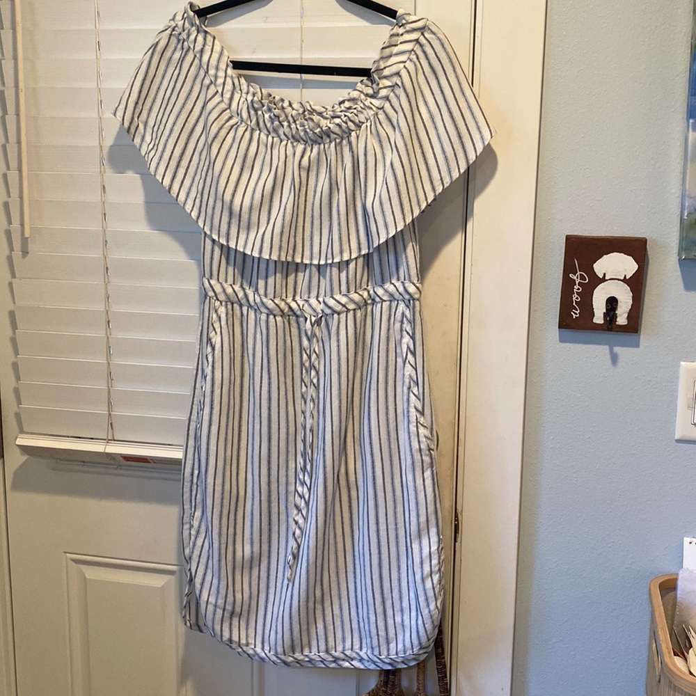 BCBGMAXAZRIA ruffel top off the shoulder dress with pockets